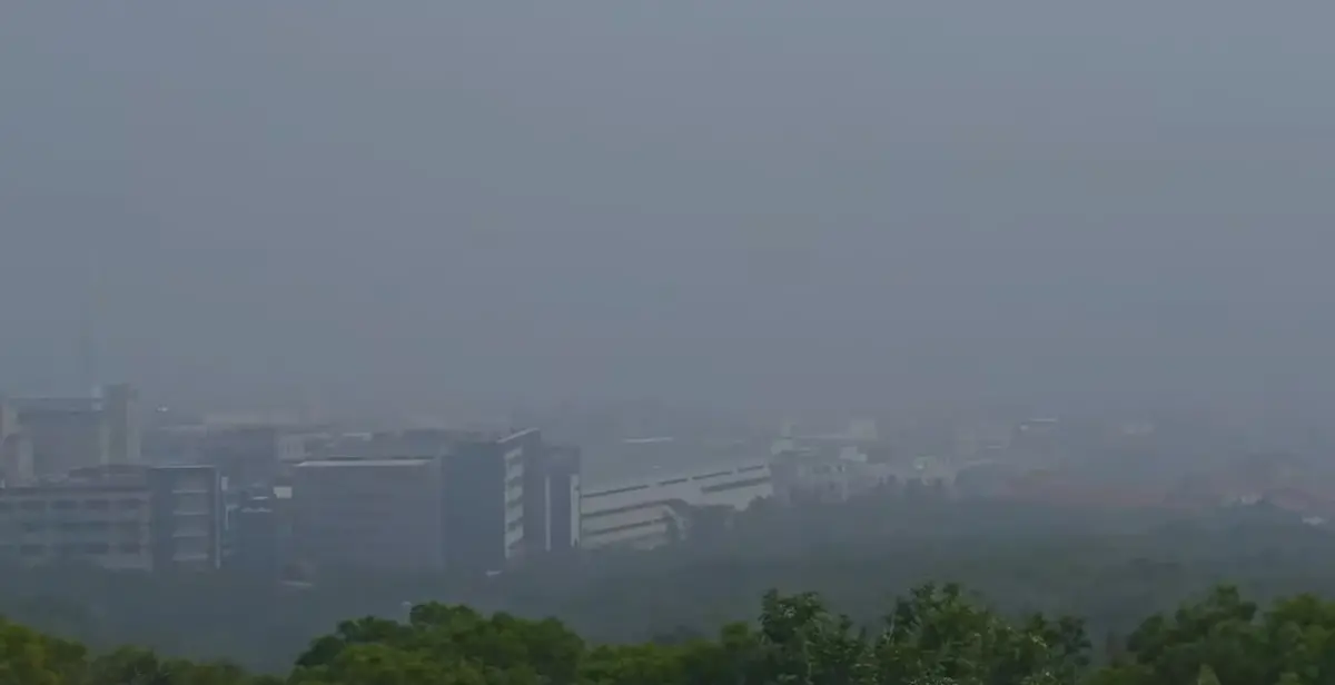 ▲台中市望高寮下午的即時影像已是整片茫霧。（圖／翻攝大玩台中-臺中觀光旅遊局YT，2024.11.14）