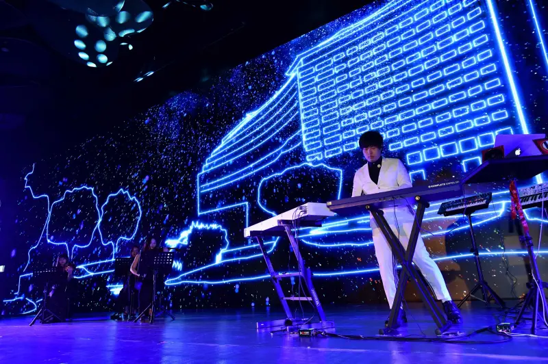 ▲跨界音樂家蔣榮宗現場演奏融合古典和電音的作品《從心開始AI》，伴隨精心製作的動畫，將LED動人心魄的視覺效果發揮到極致。（圖／臺北文創提供）