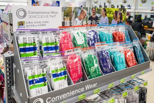 ▲台灣全家便利商店宣布導入服飾品牌「Convenience Wear」明星商品，首推熱銷逾2000萬雙的襪子類商品。（圖／全家提供）