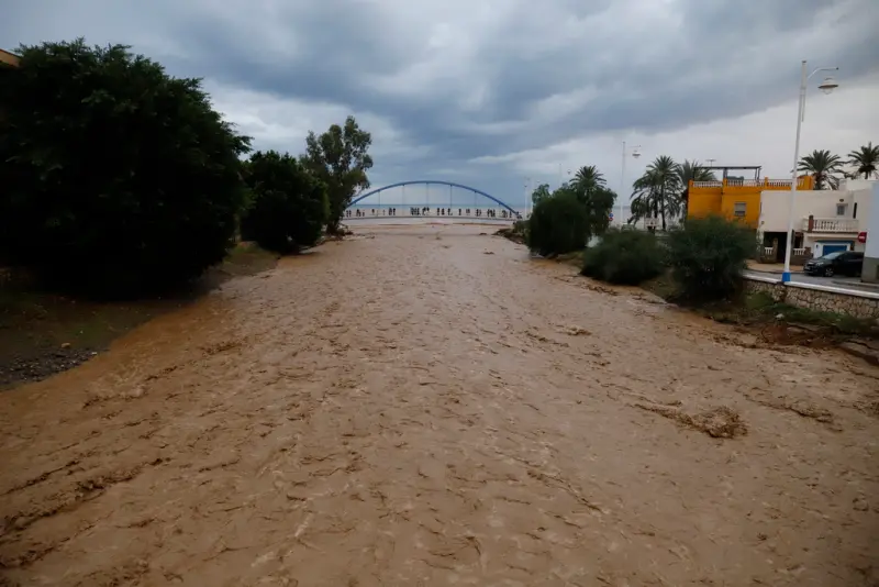 ▲西班牙又遭遇新一波極端暴雨來襲擊，安達露西亞（Andalusia）地區約3千居民緊急撤離，西班牙國家氣象局（AEMET）針對部分地區發出最高警報，包括尚未復原的瓦倫西亞也進入最高警戒，預計強降雨將持續到週五。圖為馬拉加地區河川水位暴漲。（圖／美聯社／達志影像）