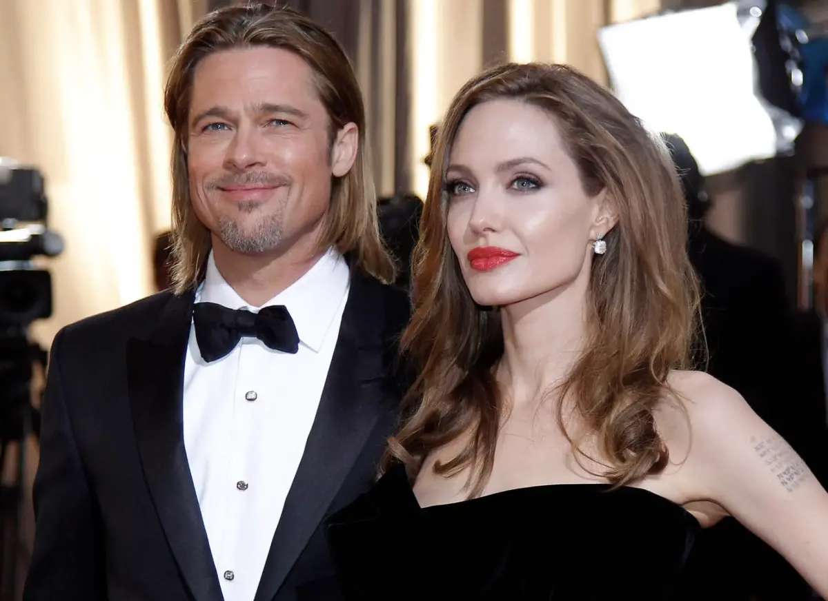 ▲安潔莉娜裘莉（右）帶著與布萊德彼特所生的兒子諾克斯，出席奧斯卡榮譽獎的頒獎晚宴，藉機為自己新片爭取影后提名造勢。八卦報導稱她打離婚戰的錢快要燒完，恐將變賣過去擁有的珠寶和華服。（圖／美聯社／達志影像）