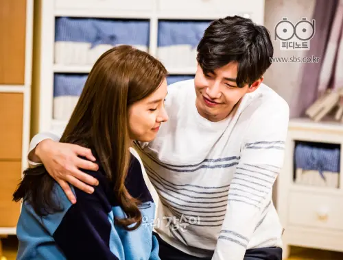 ▲金素恩(左)宋再臨跟合作過綜藝《我們結婚了》、電視劇《我的完美新娘》,因此爆出過緋聞。(圖/《我的完美新娘》SBS官網) ▲金素恩(左)宋再臨跟合作過綜藝《我們結婚了》、電視劇《我的完美新娘》,因此爆出過緋聞。(圖/《我的完美新娘》SBS官網)