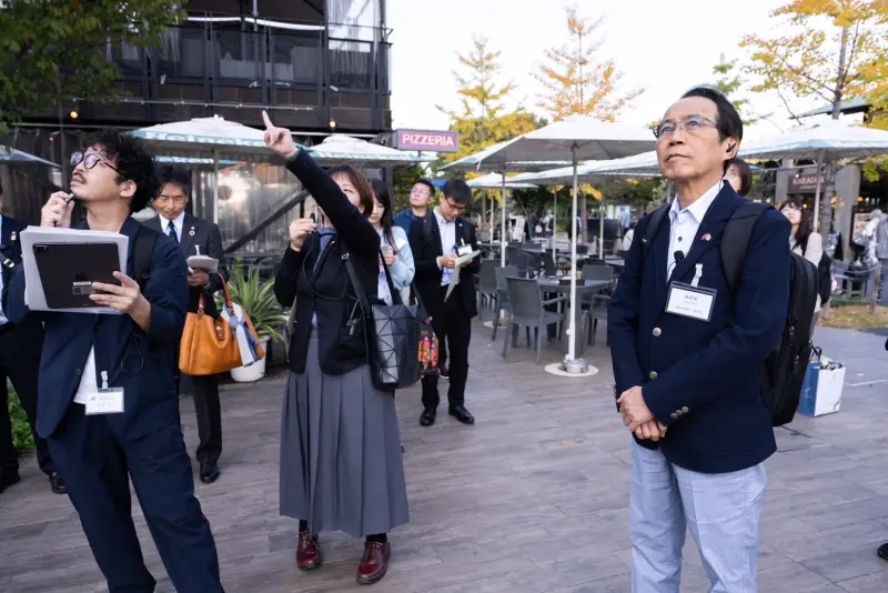 ▲高雄市副市長林欽榮率團拜會大阪，日本大阪府建築士事務所協會安排參訪2014年開幕的「阿倍野地區TOD」並介紹說明建築設計概念。(圖／高市府提供)