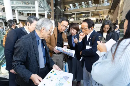 ▲林欽榮參觀大阪車站，站體迄今已擴建至第五代，位於大阪府中央部的大阪市，通過圓形屋頂將JR大阪站的南北站建築相連接的大型復合商業設施。(圖／高市府提供)