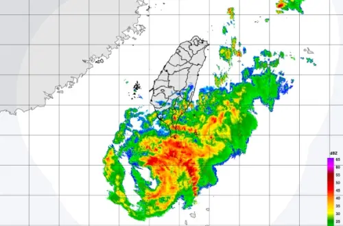 ▲天兔颱風轉為輕颱，颱風減弱結構也減弱，但颱風周圍仍有許多暖色系雷達回波。（圖／翻攝自中央氣象署）