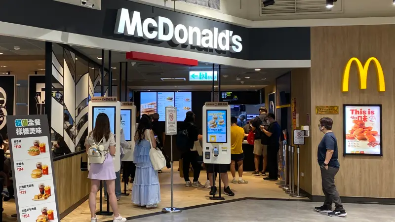 ▲掀起麥當勞之亂「McGriddles楓糖鬆餅漢堡」開賣第三天退燒？記者西門町、汐止實測，排隊5～10分鐘就買到「厚鬆餅堡」，幫大家一次整理超好買時段、門市推薦。（圖／記者蕭涵云攝）