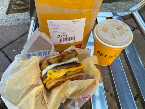 麥當勞厚鬆餅堡退燒?記者實測5分鐘買到 超好買時段、分店推薦 ▲記者路途中開箱,只花5分鐘買到的厚鬆餅堡賣相也不錯。(圖/記者蕭涵云攝)