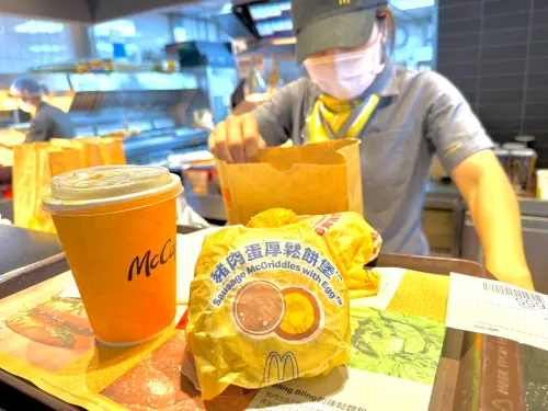 麥當勞厚鬆餅堡退燒?記者實測5分鐘買到 超好買時段、分店推薦 ▲記者實測10分鐘拿到「厚鬆餅堡」內用。(圖/記者蕭涵云攝)