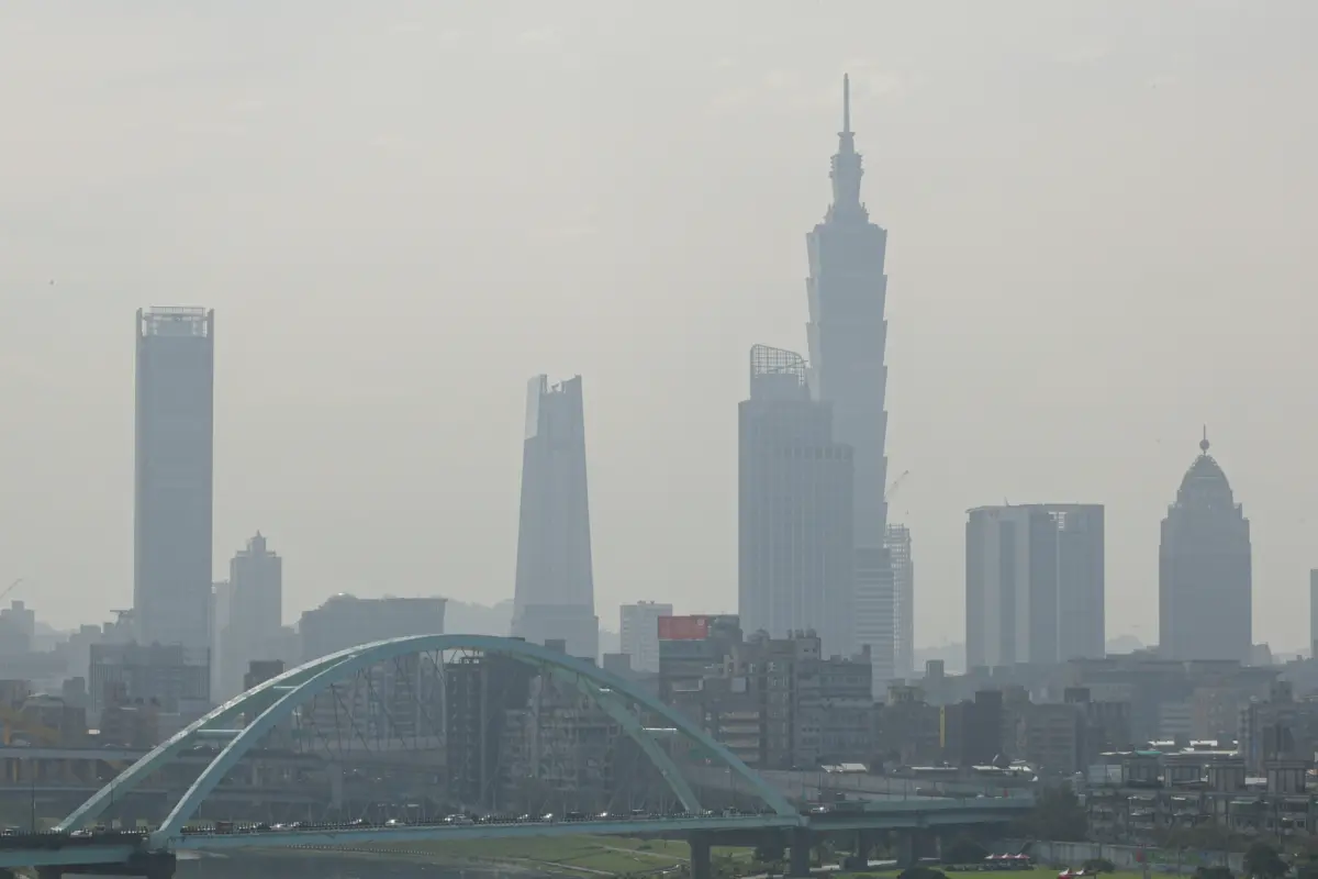 ▲今日一早台中、桃園以北地區向窗外看去，都呈現灰濛濛一片，胸腔內科名醫蘇一峰就表示台中目前空氣很糟，忍不住嘆「沉默之丘在台灣上演」。（圖／記者陳明安攝）