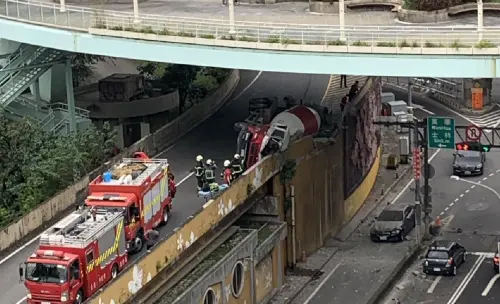 水源快速道路車禍！水泥車疑過彎不慎翻覆　駕駛脫困命危送醫不治
