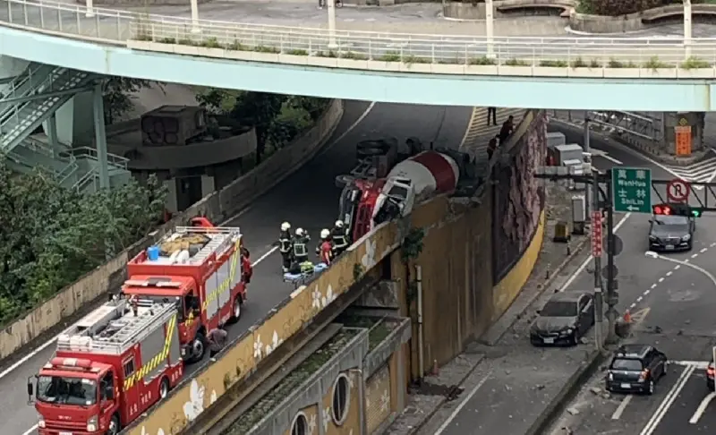 ▲15日下午，北市水源快速道路發生車禍事故，一台水泥車疑過彎不慎翻覆，車體壓垮水泥護欄。（圖／翻攝畫面）