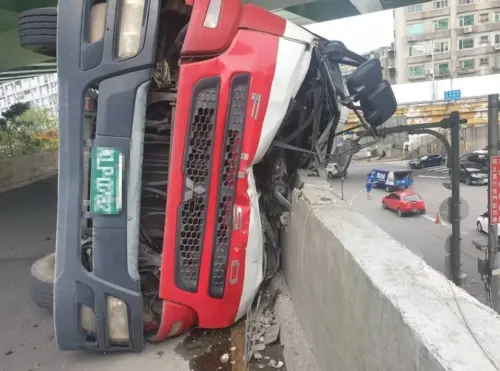 ▲15日下午，北市水源快速道路發生車禍事故，一台水泥車疑過彎不慎翻覆，車體壓垮水泥護欄。（圖／翻攝畫面）