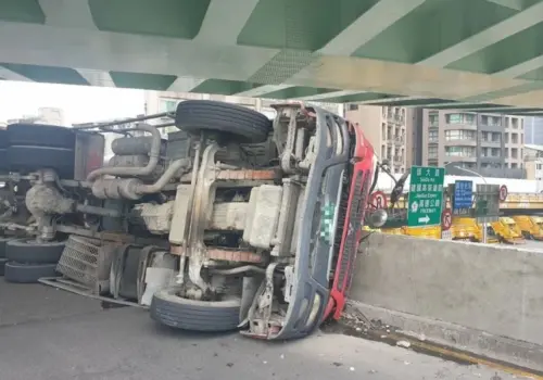 ▲15日下午，北市水源快速道路發生車禍事故，一台水泥車疑過彎不慎翻覆，車體壓垮水泥護欄。（圖／翻攝畫面）