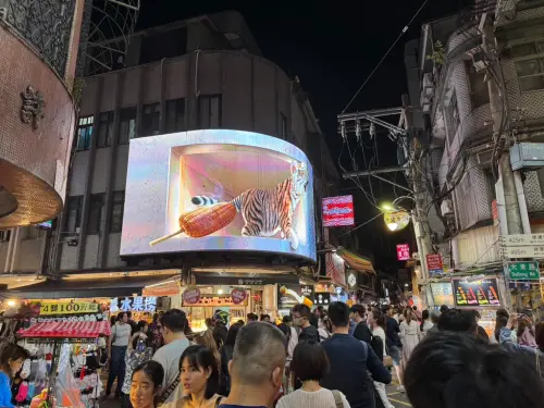 ▲記者在11月2日週六晚間曾造訪士林夜市，仍能看到有許多外國遊客特地造訪。（圖／記者潘毅攝）