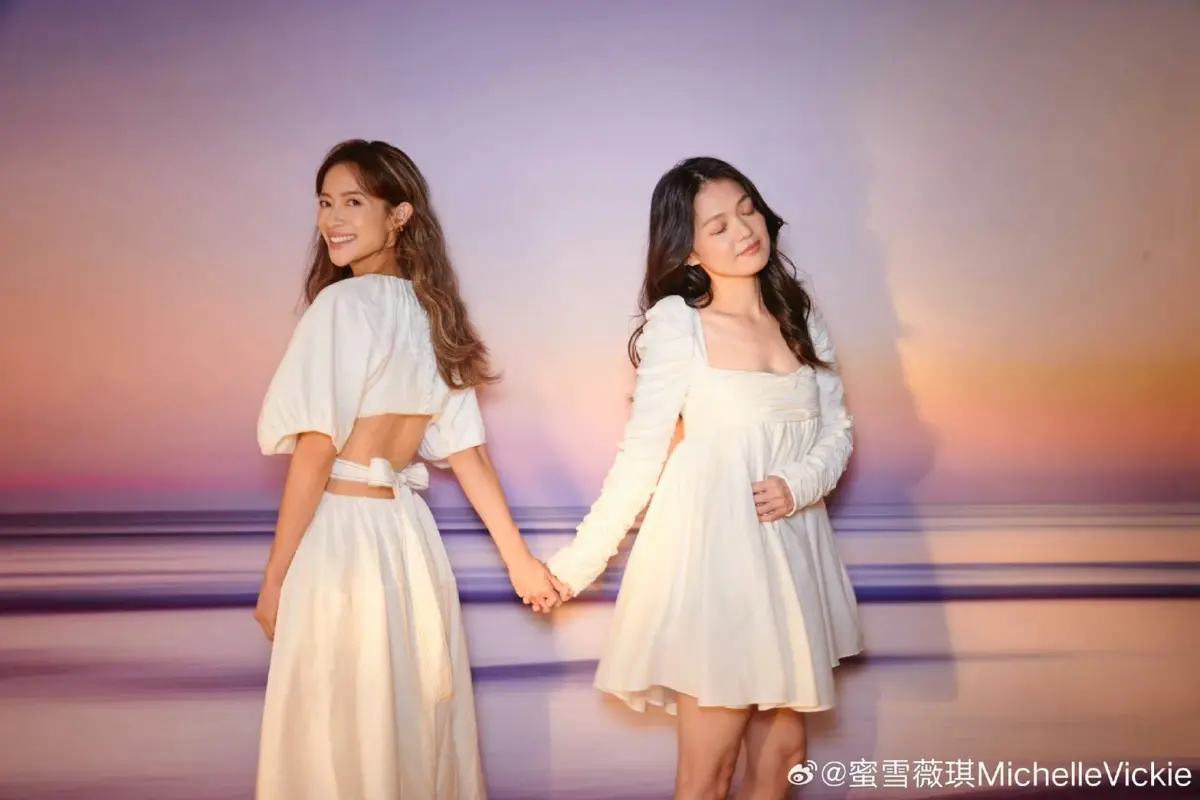 ▲女團「蜜雪薇琪」成員蜜雪今（15）日迎來46歲生日，天后蕭亞軒在她生日前夕，驚喜帶著生日蛋糕突襲她家，蜜雪素顏戴老花眼鏡萌樣全曝光。（圖／蜜雪IG）