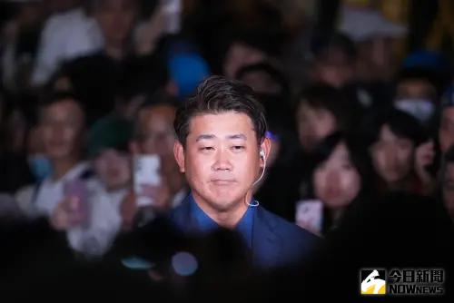 日本名將松坂大輔擔任日本朝日電視台球評出現在場館中,也立刻被引球迷所包圍。 ▲日本名將松坂大輔擔任日本朝日電視台球評出現在場館中,也立刻被引球迷所包圍。(圖/讀者提供)