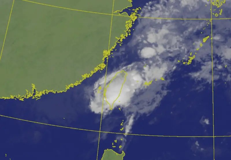 ▲天兔颱風目前在台灣西南方近海，向東北移動，今日白天就有機會降到熱帶性低氣壓。（圖／中央氣象署）