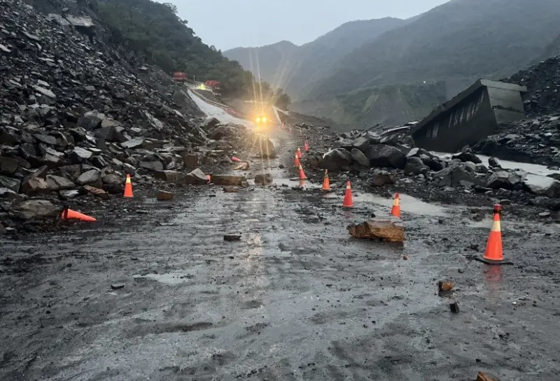 ▲台20線南橫公路「明霸克露橋」河床便道因邊坡落石道路中斷。（圖／公路局）