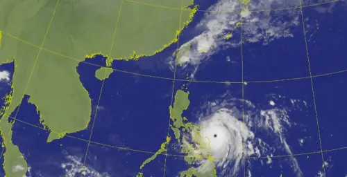 萬宜颱風今(16)日8時,位於鵝鑾鼻東南方1000多公里的海面上,以每小時21公里速度向西北西進行。(圖/中央氣象署) 萬宜颱風今(16)日8時,位於鵝鑾鼻東南方1000多公里的海面上,以每小時21公里速度向西北西進行。(圖/中央氣象署)