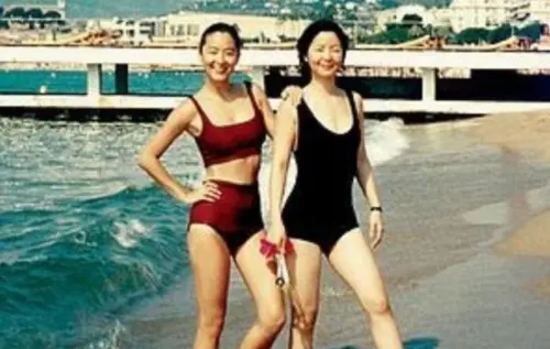 林青霞曾和鄧麗君在法國脫了!2女神海邊玩水 泳裝美得驚心動魄