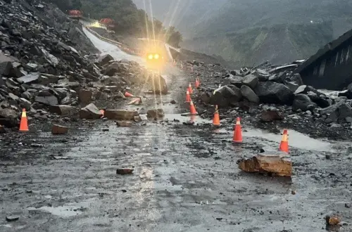 天兔雨彈轟炸南台！「明霸克露橋」便橋落石阻斷　現場災情畫面曝
