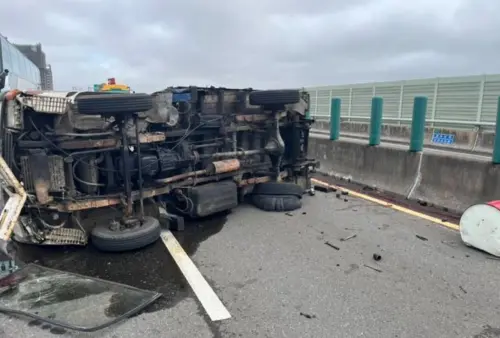 西濱快速道路車禍！貨車爆胎左偏遭後方撞擊　油料洩地釀2人受傷
