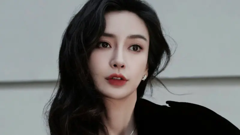 ▲中國女星Angelababy（楊穎）去年年底因觀看「瘋馬秀」表演而遭到中國當局軟封殺，沈寂1年過去，她也因前夫黃曉明認愛新女友而再次備受關注。中國知名狗仔「劉大錘」近日還爆料，有一名女星好事將近，結合種種「劇透」粉絲們推測這位女星疑似就是Angelababy。（圖／楊穎工作室微博）