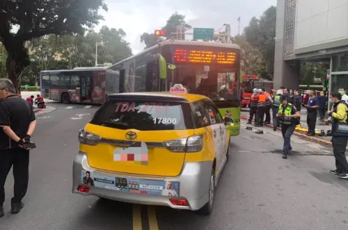 ▲17日上午，台北市中正區忠孝東路、鎮江街口，一台公車疑遭後車追撞，波及一台計程車及機車，還有一名行人遭捲入車底，現場約13位民眾受傷。（圖／翻攝畫面）