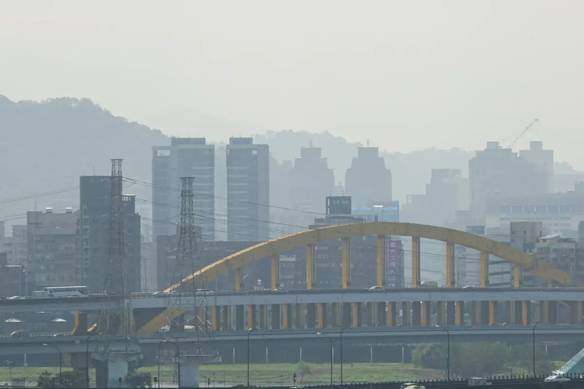 ▲中國霾害隨著東北季風增強，將影響到台灣離島、北部地區、西半部地區。（圖／記者陳明安攝，2024.11.15）