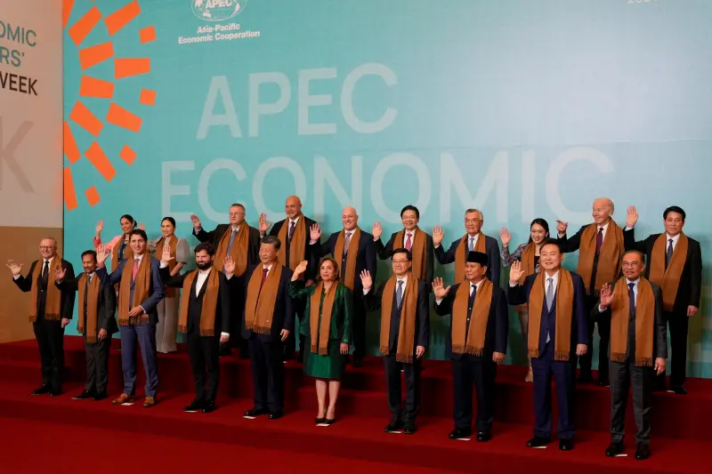 ▲APEC峰會各國領袖合照。（圖／美聯社／達志影像）