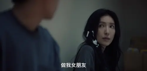 ▲楊謹華最終選擇不理會年齡的鴻溝，和流氓在一起。（圖／Netflix）