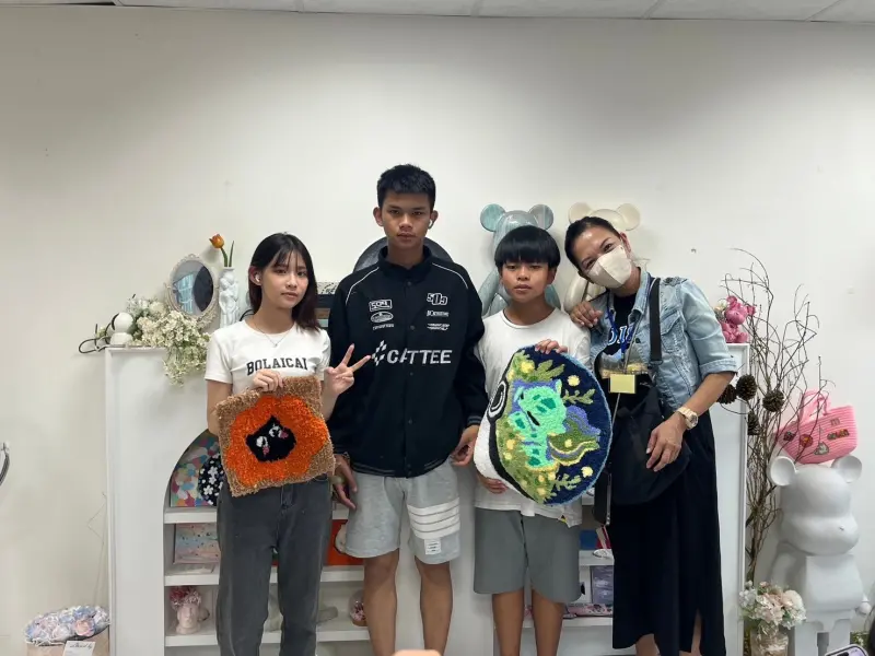 ▲高市警察局少年警察隊及少年輔導委員會16日揪少年及家長相約玖玖藝術(高雄店)一同拿簇絨槍在畫布上自由創作，交織出獨特地毯作品。(圖／高市少隊提供)