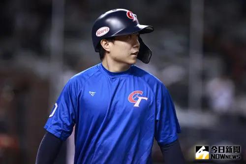 ▲世界棒球12強中華隊游擊手江坤宇挨觸身球退場，賽後向球迷報平安：「我們東京見囉！」。（圖／記者葉政勳攝 , 2024.11.17）