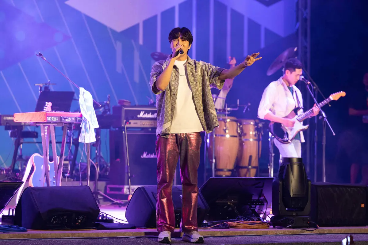 ▲樂團宇宙人在趕到新北跨年晚會的路上碰上車禍，因此耽誤表演時間，演出順序緊急調動，由卓文萱與梁舒涵先上場代打演出。（圖／翻攝自新北文化局YT）