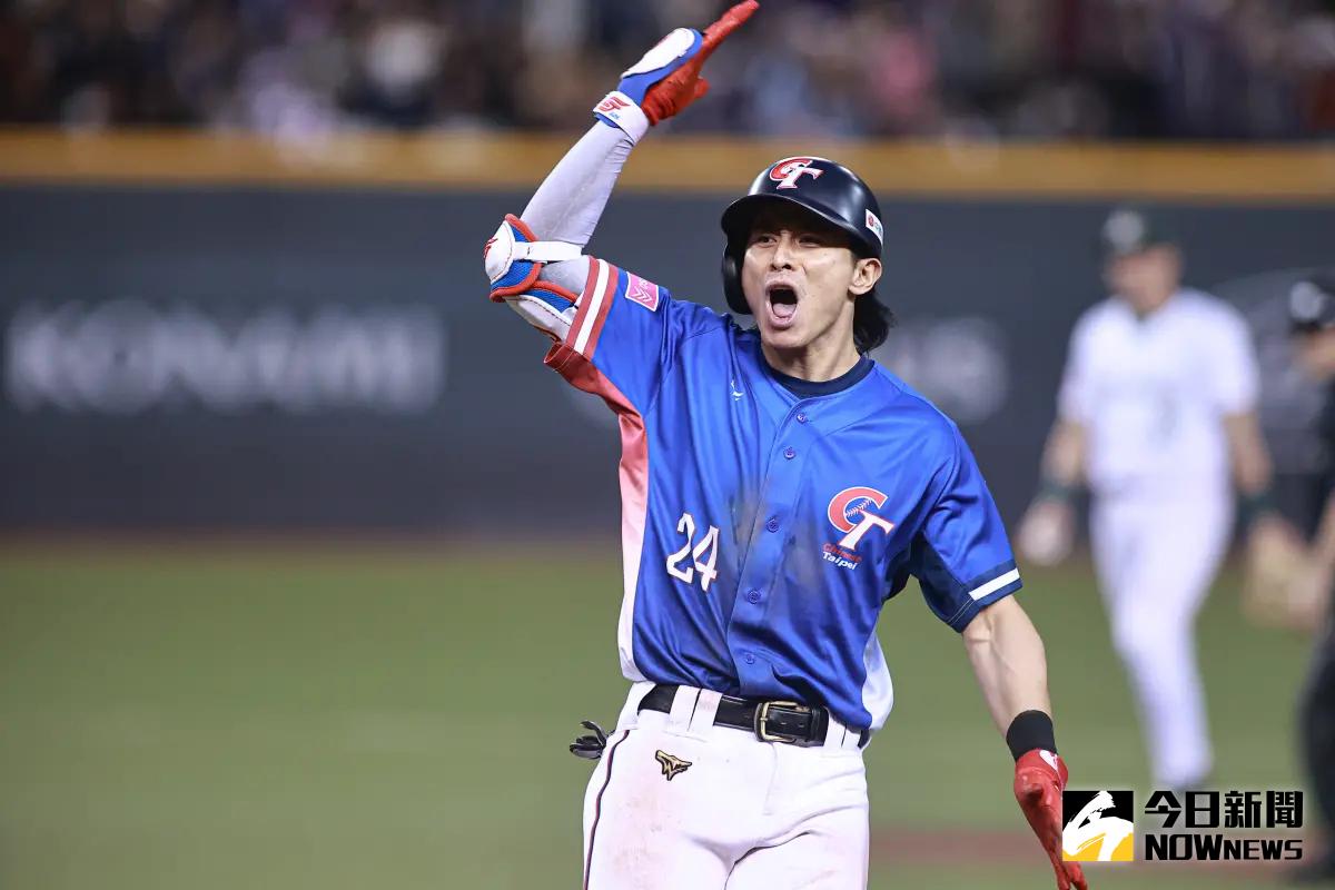 ▲中華隊即將在明（21）日資格賽首戰面對西班牙，大巨蛋預計湧入超過4萬名觀眾為中華隊應援，昨晚就有球迷發問：「應該幾點進場？」，有網友給出解答。（圖／記者葉政勳攝 , 2024.11.17）