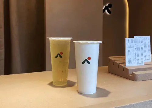 ▲青山絕美門市吸引許多民眾來打卡，飲料好喝又充滿意境。（圖／青山提供）