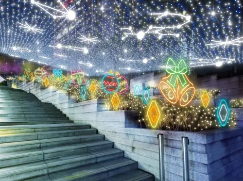 ▲統一時代百貨台北店維持浪漫傳統,走上二樓廣場前有一整片浪漫銀河廊道。(圖/統一時代百貨提供) ▲統一時代百貨台北店維持浪漫傳統,走上二樓廣場前有一整片浪漫銀河廊道。(圖/統一時代百貨提供)