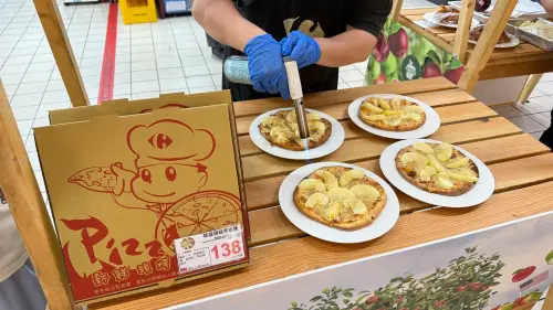 ▲現烤華盛頓蘋果Pizza，8寸只要138元，客製化服務，例如多加起司等。（圖／家樂福提供）