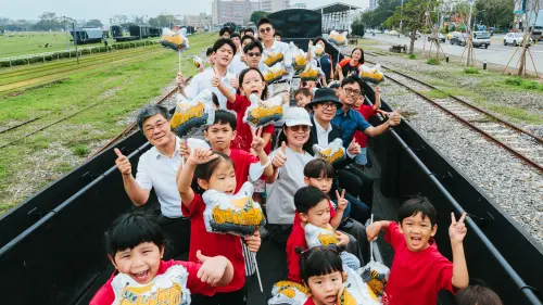 ▲高雄市長陳其邁等人一同開箱。「濱線啟程」以敞車設計全新觀光列車搭乘體驗，向這條百年鐵道致敬，也為高雄市百歲慶生。（圖／高市府文化局提供）