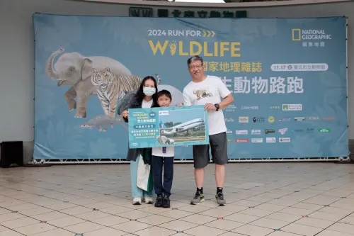國家地理雜誌野生動物路跑登場 6000名跑友為守護棲地而跑 ▲國家地理雜誌總編輯暨大石國際文化執行長李永適抽出最大獎中國南方航空臺北至德國法蘭克福經濟艙機票。(圖/主辦單位提供)