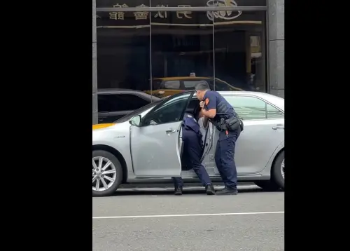 高雄警盤查違停車輛！駕駛拒檢踩油門逃逸　2警遭拖行驚悚畫面曝
