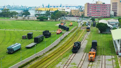 ▲為慶祝高雄設市百年，高市府推出濱線觀光列車「哈瑪星號」將於11月30日正式啟程，更在百年鐵道上展出31輛火車，11月30日起連續三個週末還將於哈瑪星鐵道園區舉行特別活動。（圖／高市府文化局提供）