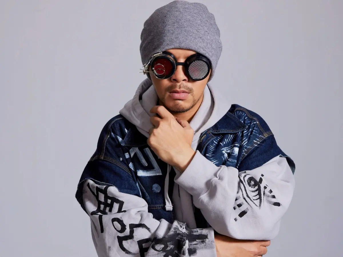 ▲「反骨」成員孫生性騷擾風波未平！近日，藝人黃明志（如圖）發文力挺孫生，發文表示「男生要好好保護自己」，對此，網紅DK怒批黃明志「性平意識相當薄弱」。（圖／屏東縣府提供）