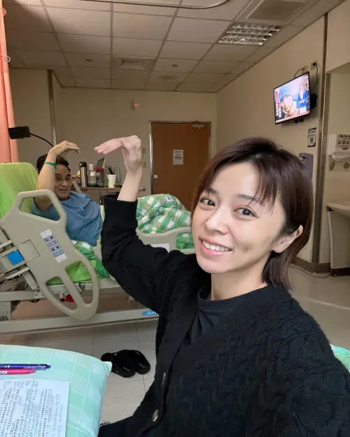 ▲王瞳(前)全素顏入鏡,奔40歲的她,一張幼態臉宛如女大學生。(圖/王瞳臉書) ▲王瞳(前)全素顏入鏡,奔40歲的她,一張幼態臉宛如女大學生。(圖/王瞳臉書)