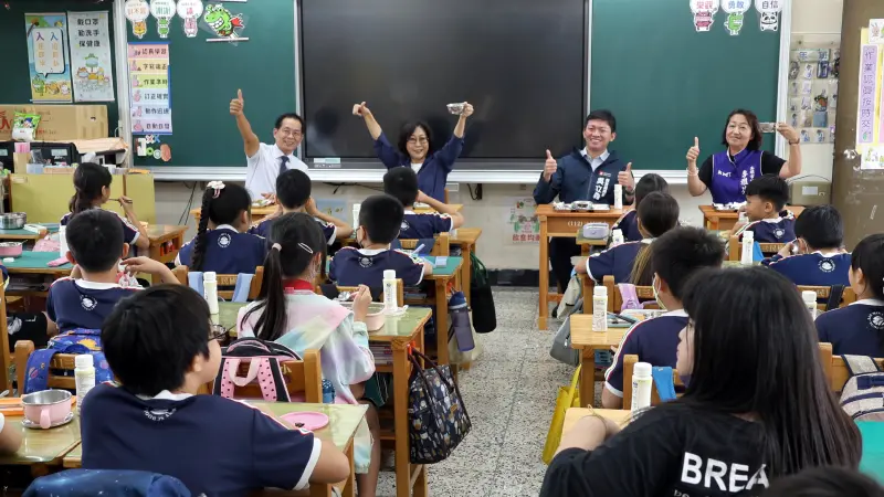 ▲高雄市議會議長康裕成偕同教育委員會議員，在高市府教育局長吳立森的陪同下，前往國小訪視與瞭解學校推動食農教育與營養午餐現況。(圖／高市府教育局提供)