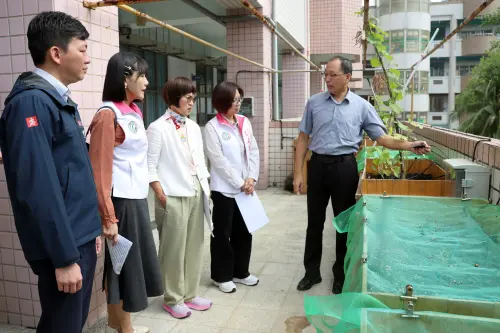 ▲參訪鼓岩國小首創以都市微型智慧農場的食農教育園地，並與師生互動。(圖／高市府教育局提供)