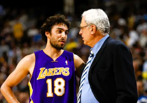 Sasha Vujacic與教練Phil Jackson的深厚情誼與輝煌NBA生涯。(圖/美聯社/達志影像) Phil Jackson的深厚情誼與輝煌NBA生涯。(圖/美聯社/達志影像)