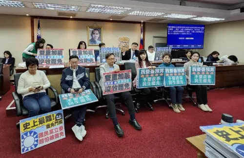 民進黨團清晨甲動 佔領主席台力阻《選罷法》闖關