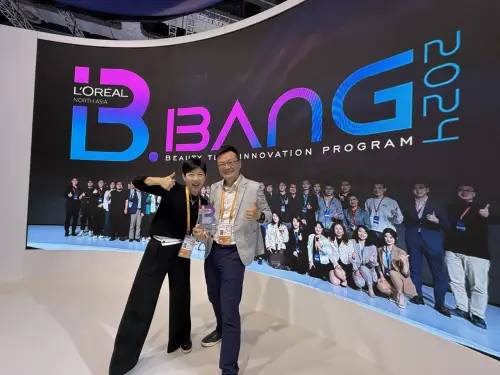 ▲「BIG BANG 美妝科技共創計劃」台灣獲勝企業佐臻科技出席頒獎典禮與台灣萊雅數位暨行銷長、企業關係長蔣廷欣合影。（圖／萊雅集團提供）