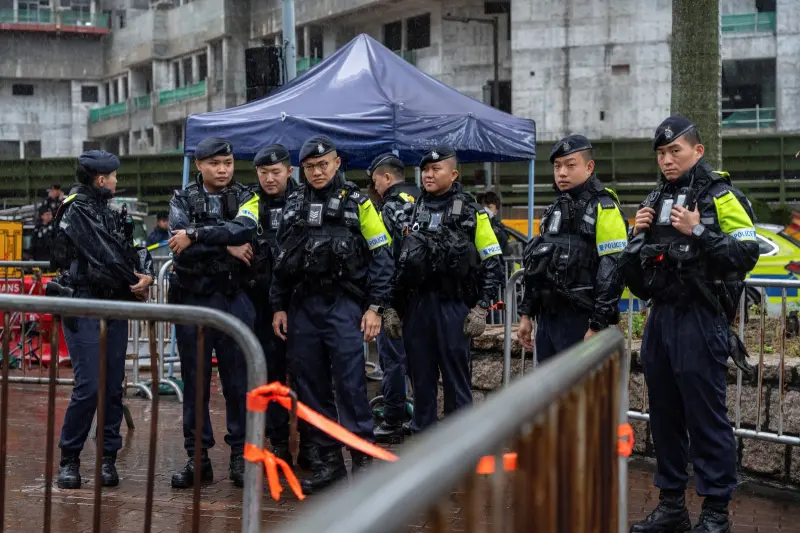 ▲壹傳媒創辦人黎智英被控涉嫌違反香港國安法，20日續審，再次出庭自辯。圖為當天法院外戒備的港警。（圖／美聯社／達志影像）